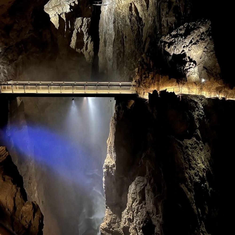¿El Señor De Los Anillos? Cueva de Skocjan en Eslovenia, con el río subterráneo mas alto de Europa y por qué no... añadi