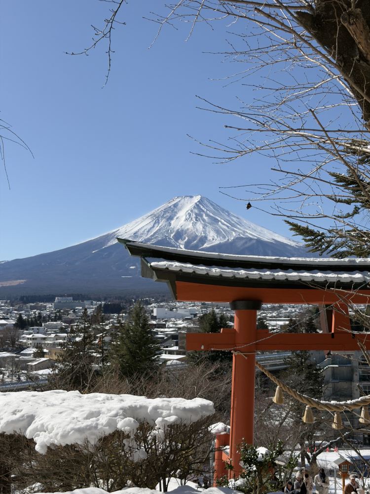 Nieve, frío, lagos y el monte Fuji en invierno, una vista preciosa y espectacular menos habitual del país nipón.